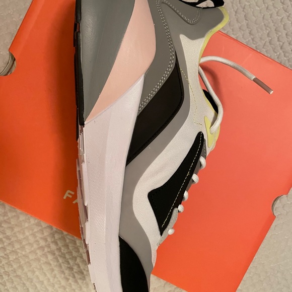 Fabletics - Echo Performance Sneaker - Picture 4 of 7